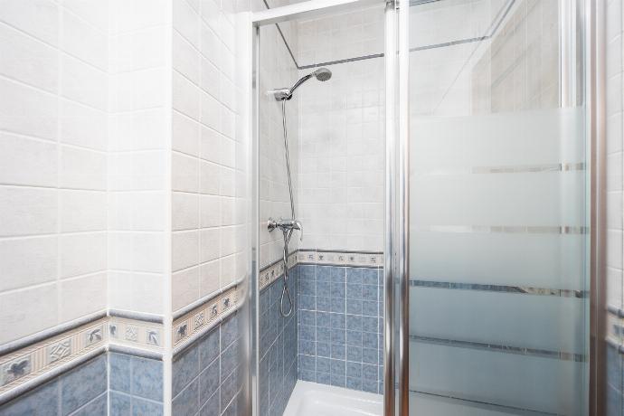 Family bathroom with shower . - Villa Los Naranjos . (Photo Gallery) }}