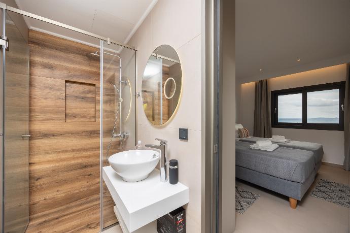  . - Villa Chronis . (Photo Gallery) }}