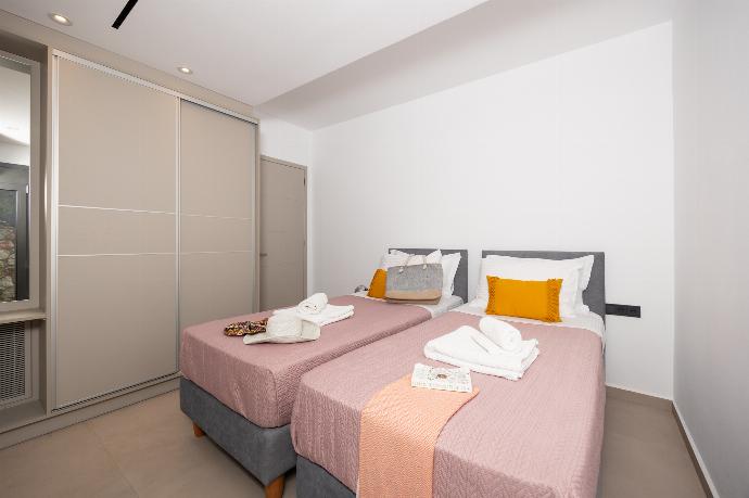  . - Villa Chronis . (Photo Gallery) }}