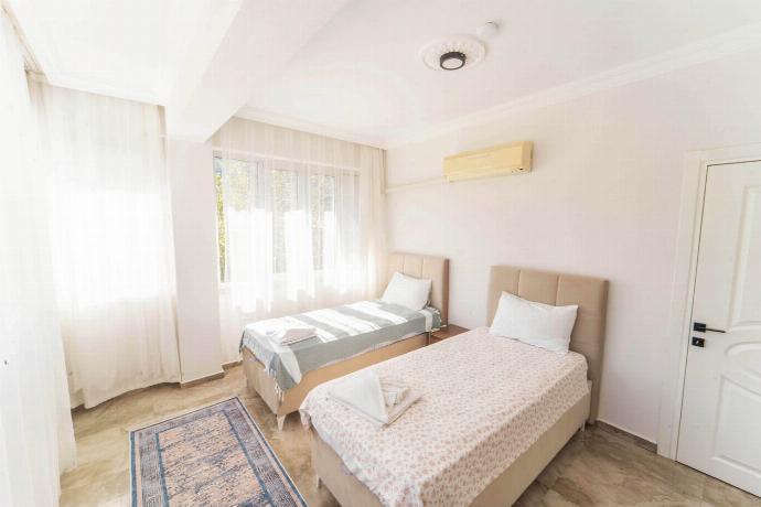  . - Villa Serafina . (Photo Gallery) }}