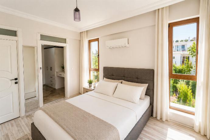  . - Villa Serafina . (Photo Gallery) }}