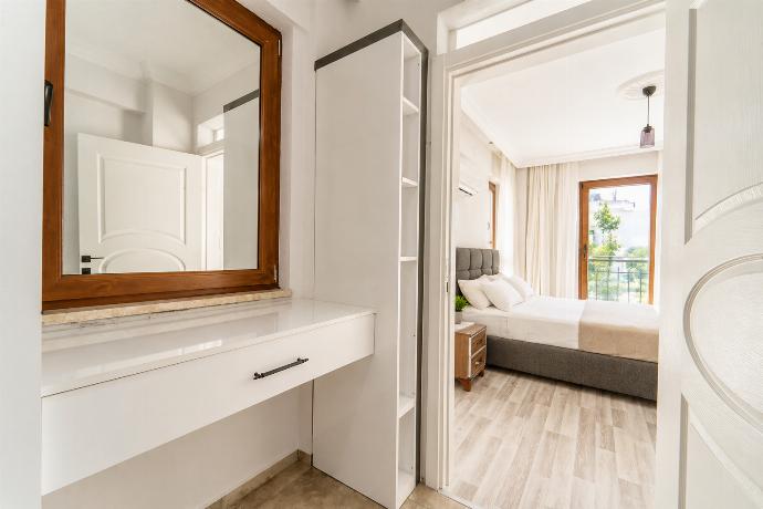  . - Villa Serafina . (Photo Gallery) }}