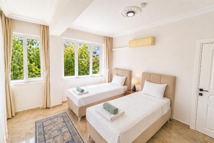  . - Villa Serafina . (Photo Gallery) }}