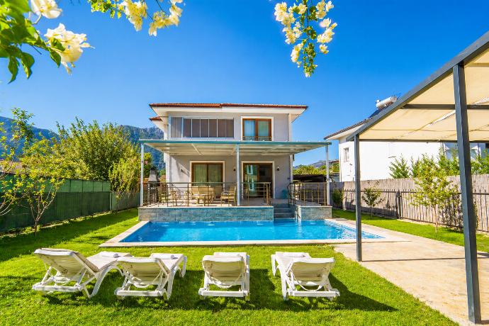  . - Villa Serafina . (Photo Gallery) }}