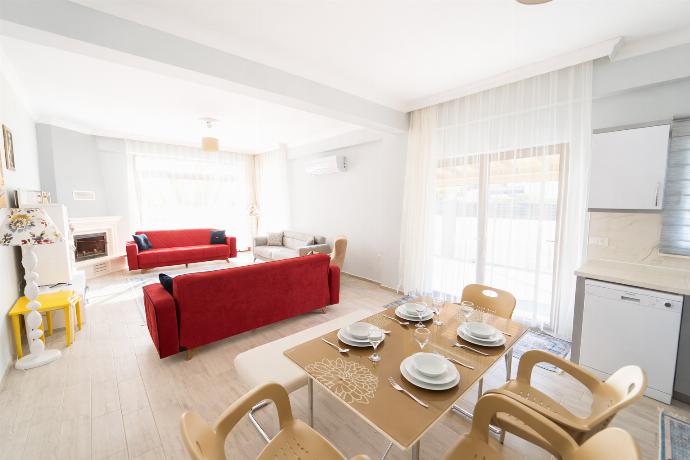  . - Villa Zara . (Photo Gallery) }}