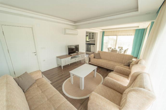  . - Villa Everest . (Photo Gallery) }}