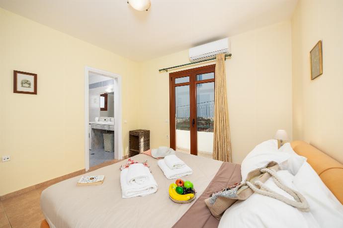 Double bedroom with shared en suite bathroom and A/C . - Villa Aphrodite . (Photo Gallery) }}