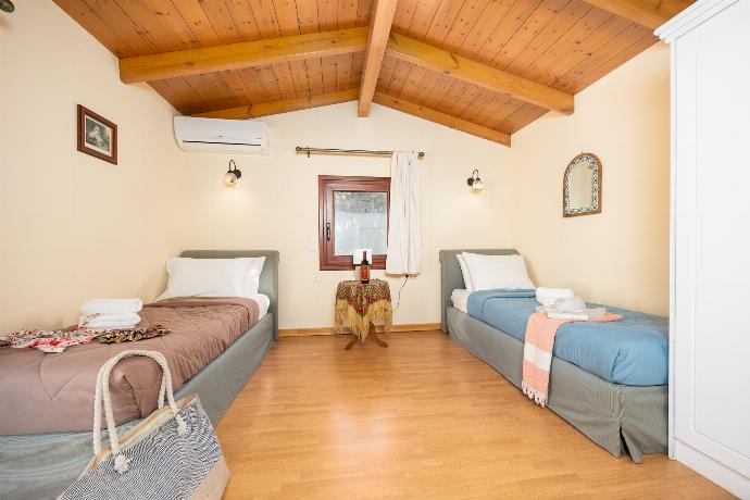 Twin bedroom with en suite W/C and A/C . - Villa Aphrodite . (Photo Gallery) }}
