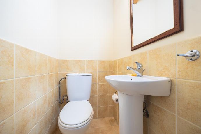 En suite W/C . - Villa Aphrodite . (Photo Gallery) }}