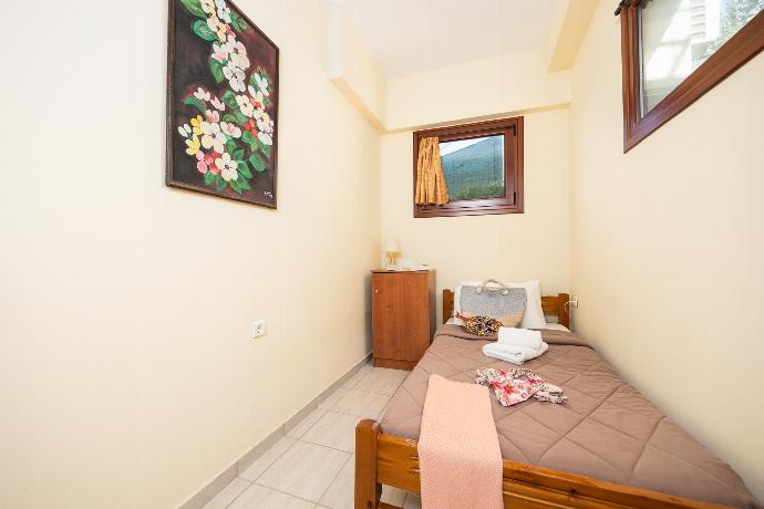 Single bedroom . - Villa Aphrodite . (Photo Gallery) }}
