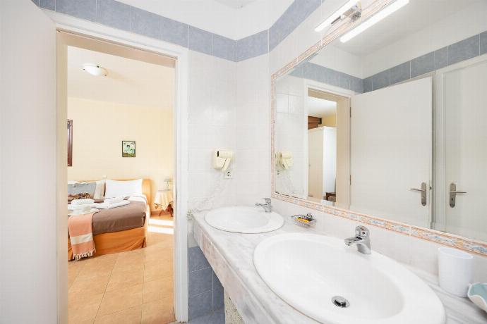  . - Villa Ikaros . (Photo Gallery) }}