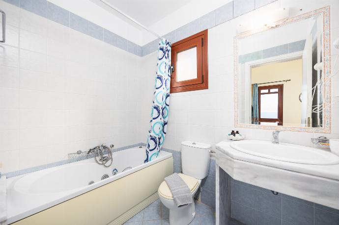 En suite bathroom with bath and shower . - Odysseus Villa . (Photo Gallery) }}