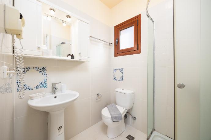Family bathroom with shower . - Odysseus Villa . (Photo Gallery) }}