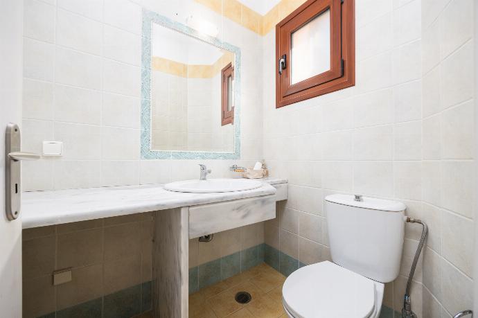 Family W/C . - Odysseus Villa . (Photo Gallery) }}