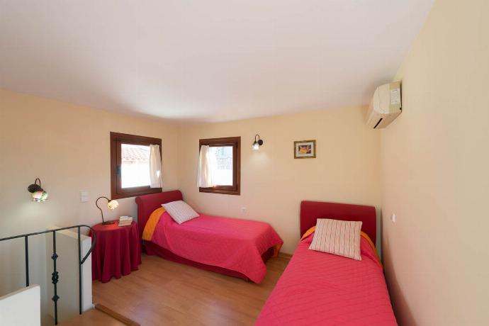  . - Odysseus Villa . (Photo Gallery) }}