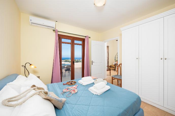 Double bedroom with shared en suite bathroom, A/C, and sea views . - Ariadne Villa . (Photo Gallery) }}