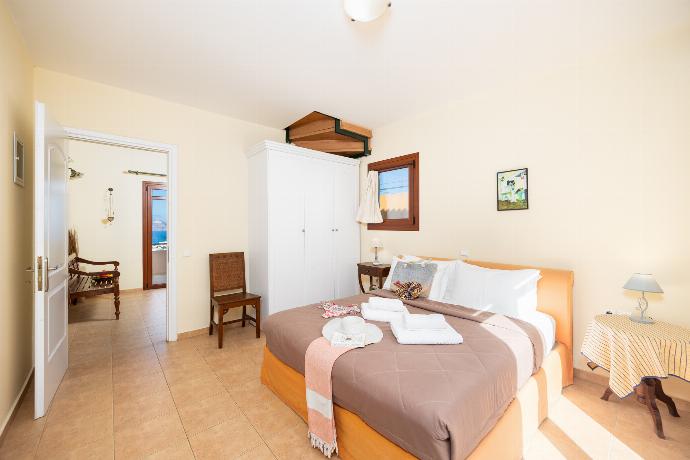 Double bedroom with shared en suite bathroom, and A/C . - Ariadne Villa . (Photo Gallery) }}