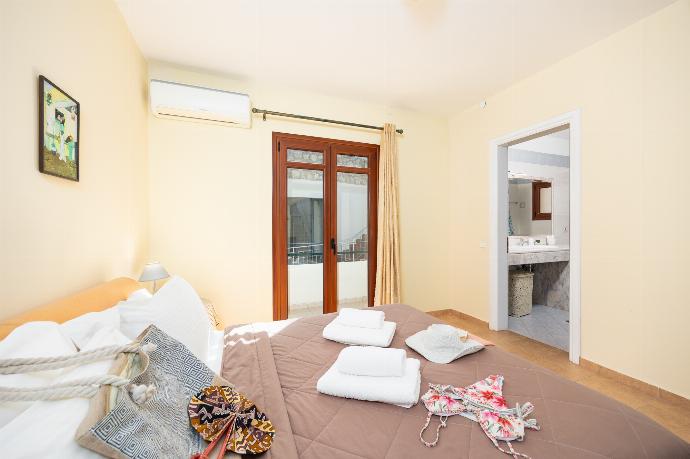 Double bedroom with shared en suite bathroom, and A/C . - Ariadne Villa . (Photo Gallery) }}