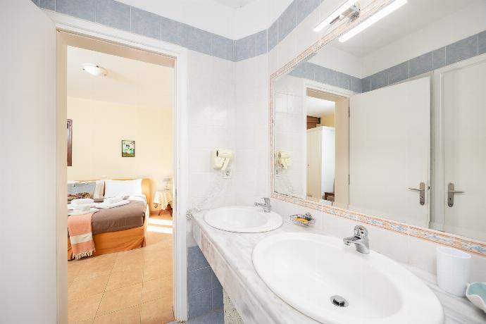 Shared en suite bathroom with bath and shower . - Ariadne Villa . (Photo Gallery) }}