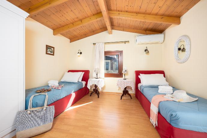 Twin bedroom with en suite W/C, and A/C . - Ariadne Villa . (Photo Gallery) }}