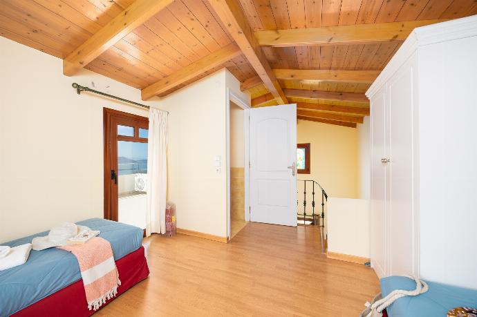 Twin bedroom with en suite W/C, and A/C . - Ariadne Villa . (Photo Gallery) }}