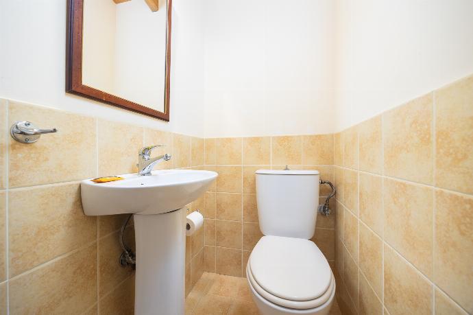 En suite W/C . - Ariadne Villa . (Photo Gallery) }}