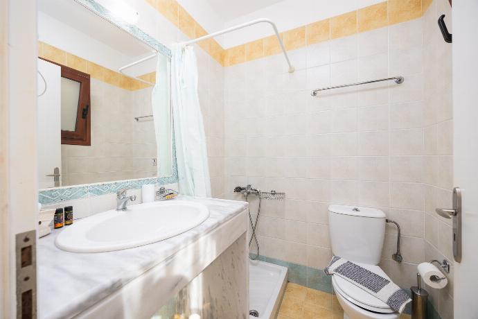 Family bathroom with shower . - Ariadne Villa . (Photo Gallery) }}