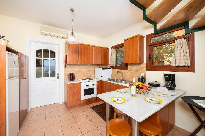 Equipped kitchen with A/C . - Villa Persephone . (Photo Gallery) }}