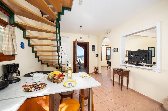 Equipped kitchen with A/C . - Villa Persephone . (Photo Gallery) }}