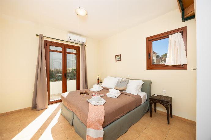 Double bedroom with shared en suite bathroom, and A/C . - Villa Persephone . (Photo Gallery) }}