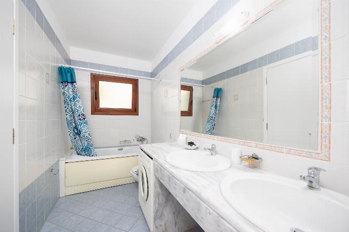 Shared en suite bathroom with bath and shower . - Villa Persephone . (Photo Gallery) }}