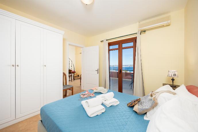 Double bedroom with shared en suite bathroom, and A/C . - Villa Persephone . (Photo Gallery) }}