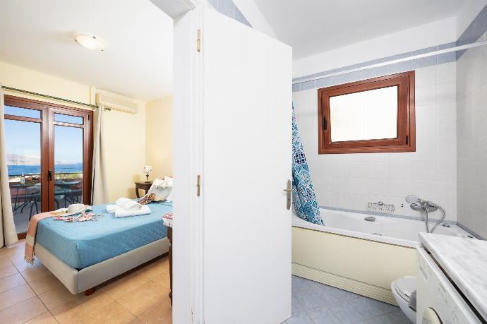 Shared en suite bathroom with bath and shower . - Villa Persephone . (Photo Gallery) }}