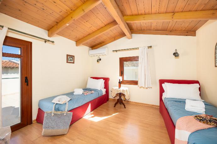 Twin bedroom with en suite W/C, and A/C . - Villa Persephone . (Photo Gallery) }}