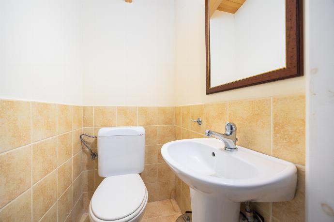 En suite A/C . - Villa Persephone . (Photo Gallery) }}