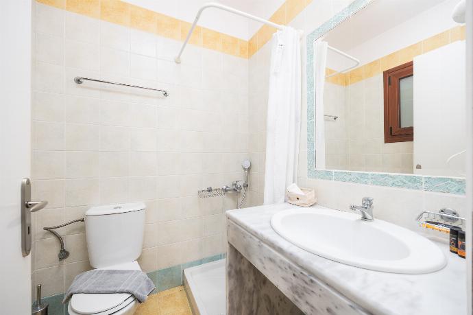 Family bathroom with shower . - Villa Persephone . (Photo Gallery) }}