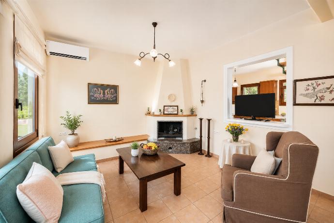 Living room with sofa, dining area, ornamental fireplace, A/C, WiFi internet, and satellite TV . - Villa Persephone Thalassa . (Γκαλερί Φωτογραφιών) }}