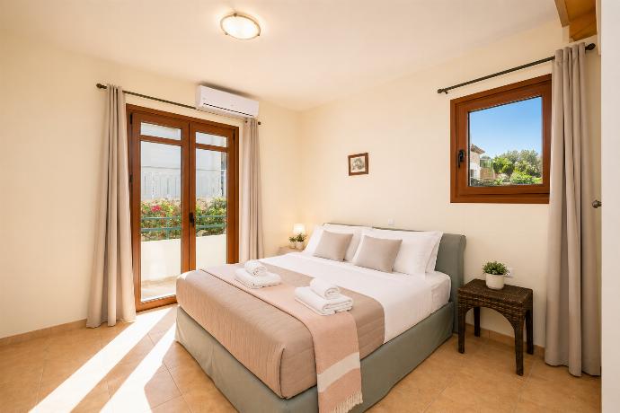 Double bedroom with shared en suite bathroom, and A/C . - Villa Persephone Thalassa . (Γκαλερί Φωτογραφιών) }}