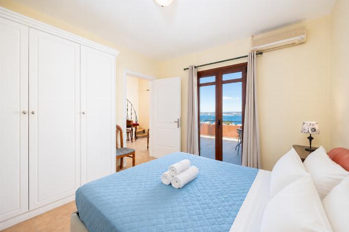 Double bedroom with shared en suite bathroom, and A/C . - Villa Persephone Thalassa . (Γκαλερί Φωτογραφιών) }}