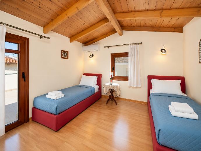 Twin bedroom with en suite W/C, and A/C . - Villa Persephone Thalassa . (Γκαλερί Φωτογραφιών) }}