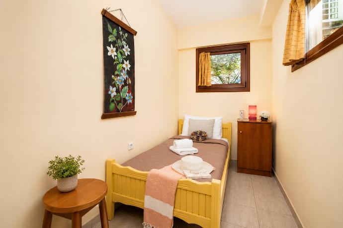 Single bedroom . - Villa Persephone Thalassa . (Γκαλερί Φωτογραφιών) }}