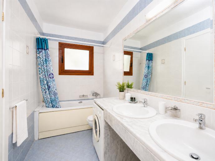 Shared en suite bathroom with bath and shower . - Villa Persephone Thalassa . (Γκαλερί Φωτογραφιών) }}