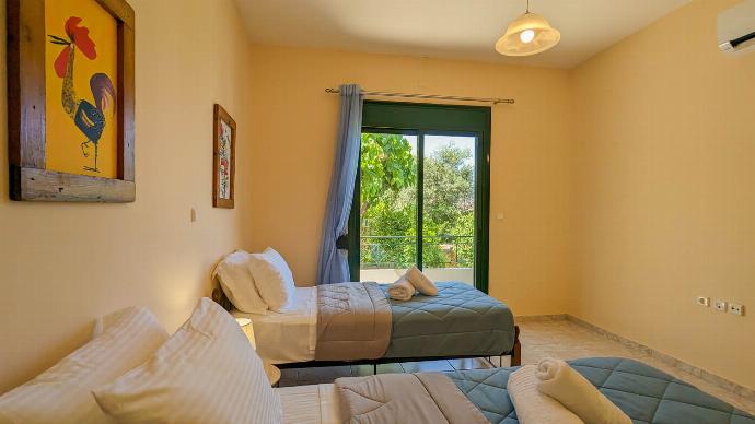  . - Villa Iris . (Photo Gallery) }}