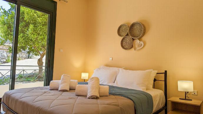  . - Villa Iris . (Photo Gallery) }}