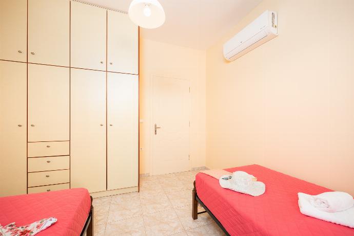 Twin bedroom with A/C . - Villa Iris . (Photo Gallery) }}