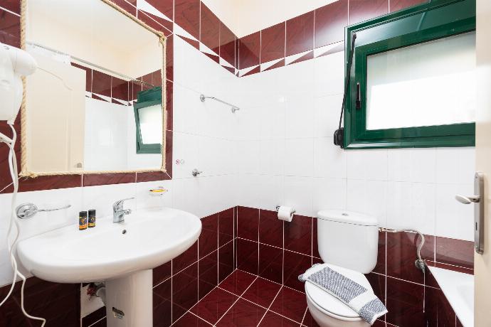 Family bathroom with bath and shower . - Villa Iris . (Photo Gallery) }}