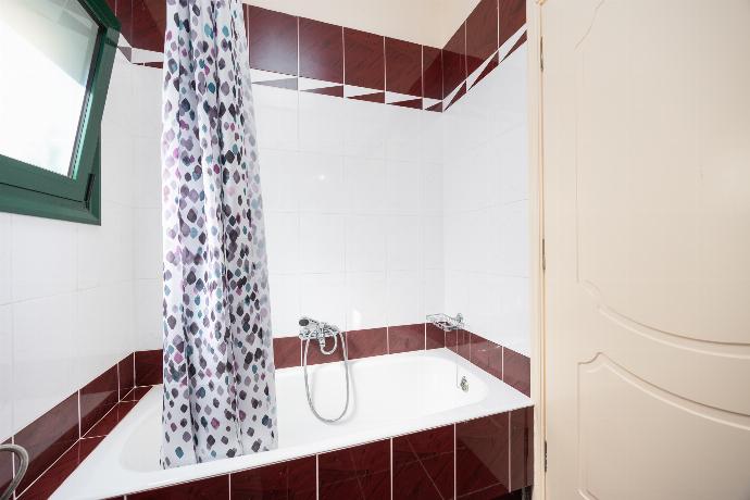 Family bathroom with bath and shower . - Villa Iris . (Photo Gallery) }}