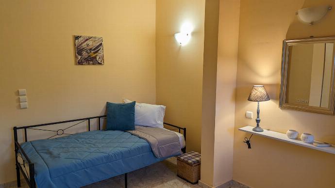  . - Villa Yvonne . (Photo Gallery) }}