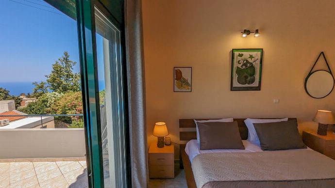  . - Villa Yvonne . (Photo Gallery) }}