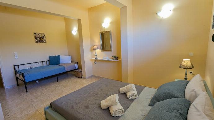 , . - Villa Yvonne . (Photo Gallery) }}
